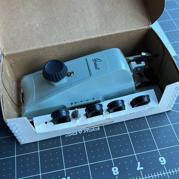 Buttonholer Sewing attachment automatic stitch #7 - Picture 9 of 12